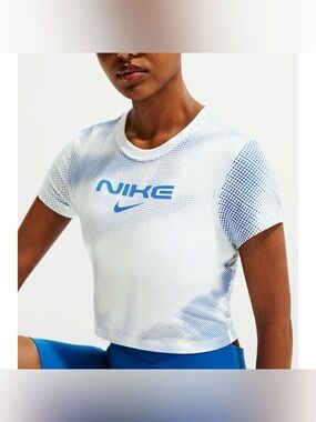 Nike Sportswear Chill Knit Graphic Crop Tee